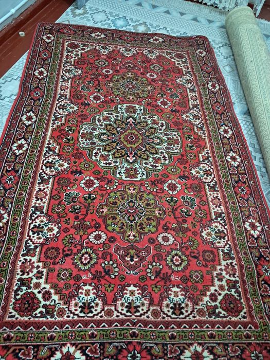 Продаётся ковер  толстый ворс размер2.5 на 5