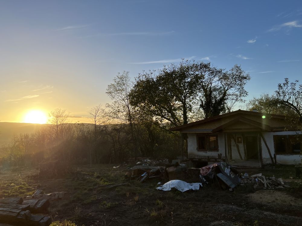 Голям парцел с къща в с.Поцърненци