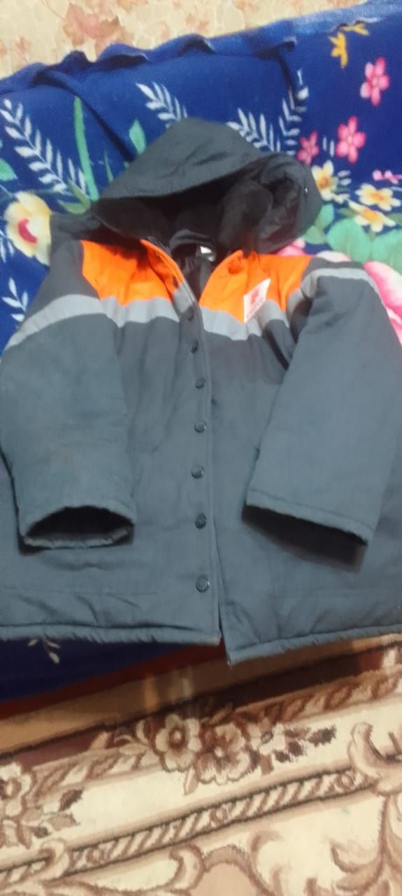 Продам утепленные куртки 2 штуки