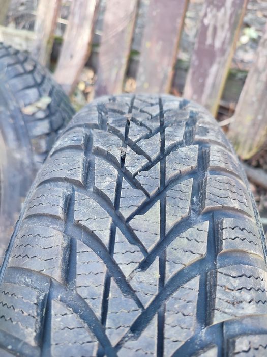 Vând cauciucuri cu jante aluminiu