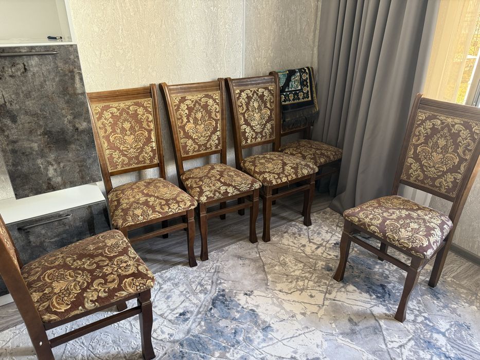 8 kishilik Stol va stullari bilan sotiladi