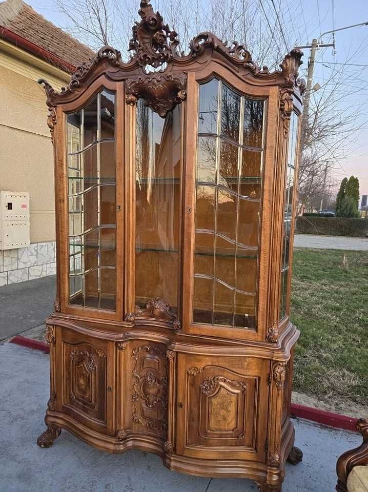 Vitrina din lemn cu geam de cristal fațetat