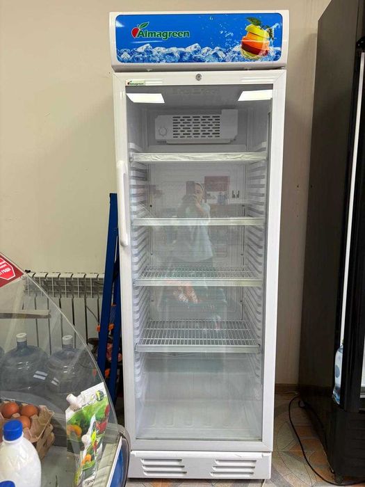 продам витринный холодильник Almagreen