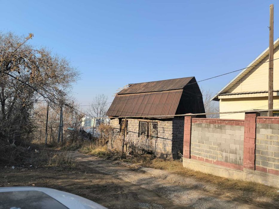 участок в Бесагаче с постройкой