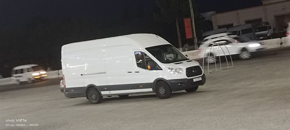 Ford mashinasi sotiladi