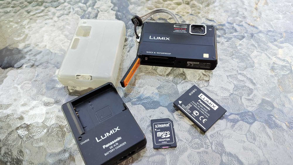 Compact Digital Camera Panasonic Lumix DMC-FT10 Waterproof Full Box