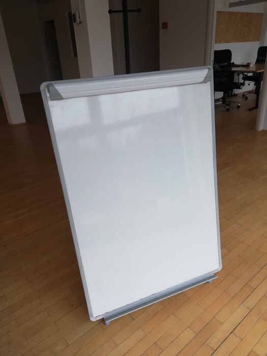 Бяла магнитна дъска с флипчарт