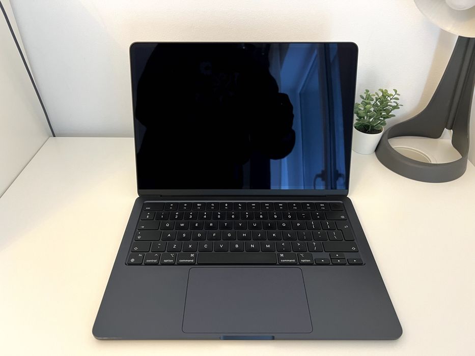 MacBook Air M2 13” –8GB RAM / 512GB SSD –Midnight – ca nou in GARANTIE