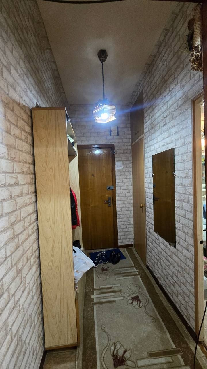 Продаётся Чиланзар 19 2комн. Зеркалка.