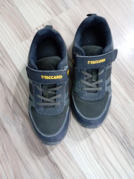 Бесплатно отдаю крассовки в хорошем состоянии