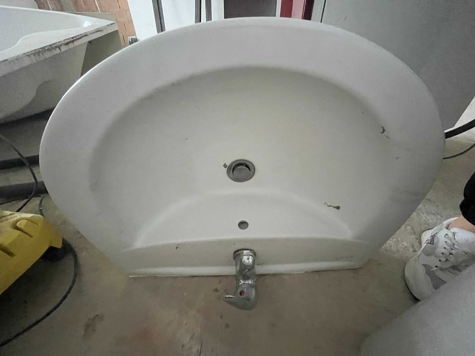 cada, chiuveta cu robinet si vas wc