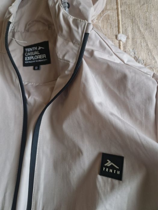 Vand geaca de ploaie Tenth mar 10 ani