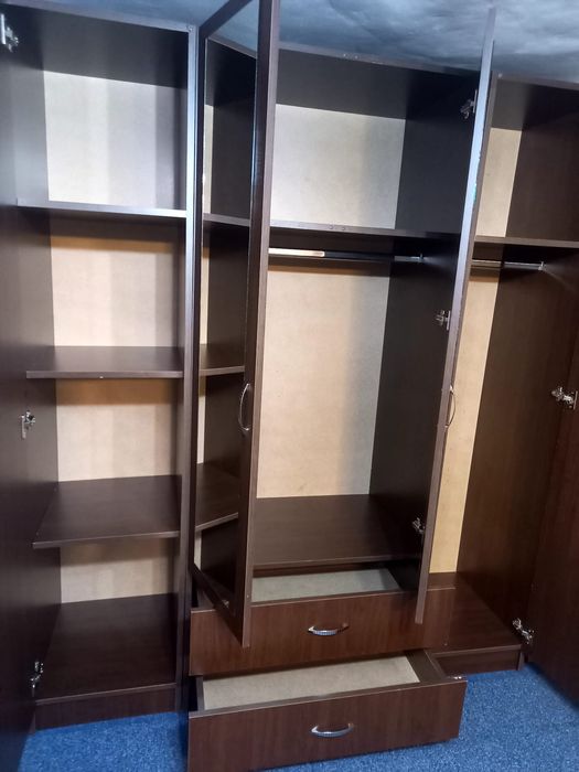 Dulap Nefmob cu 4 uși ,2 sertarele plus 2 oglinzi .  Dimensiuni 200 /