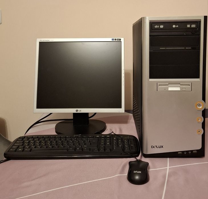 Настолен компютър и монитор