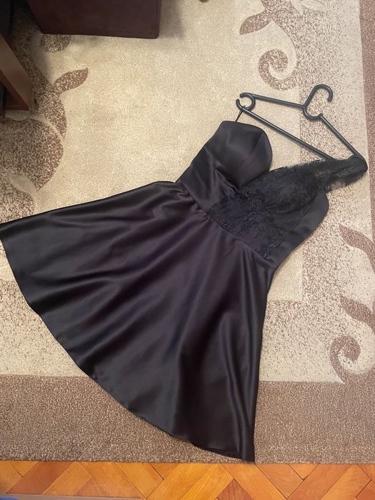 Сатенена официална черна рокля с едно рамо