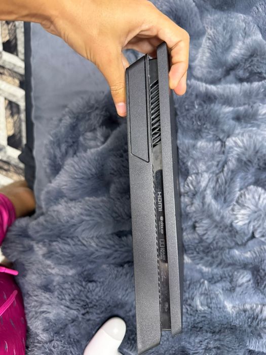 Vând PS 4 1tb merge bine