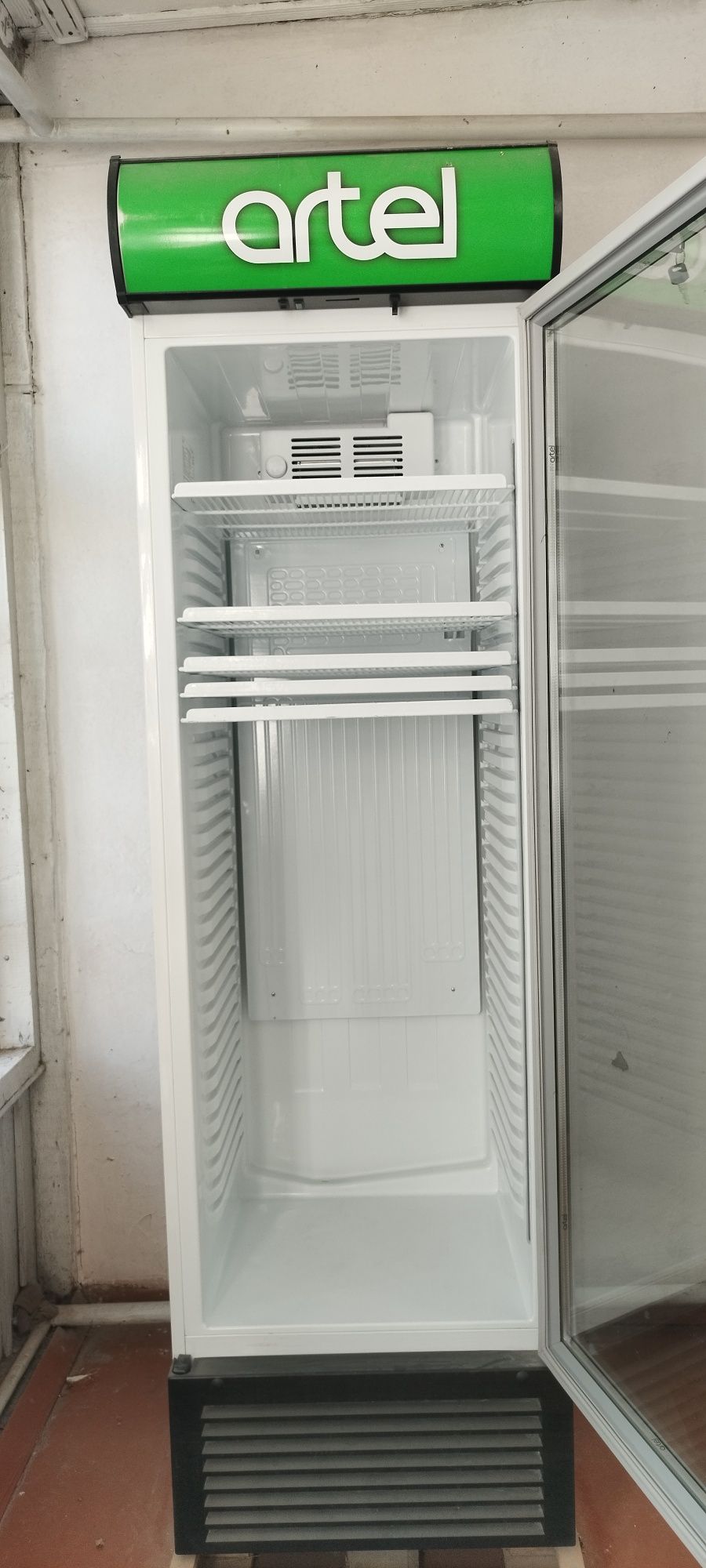 Vitrina xolodilnik Artel