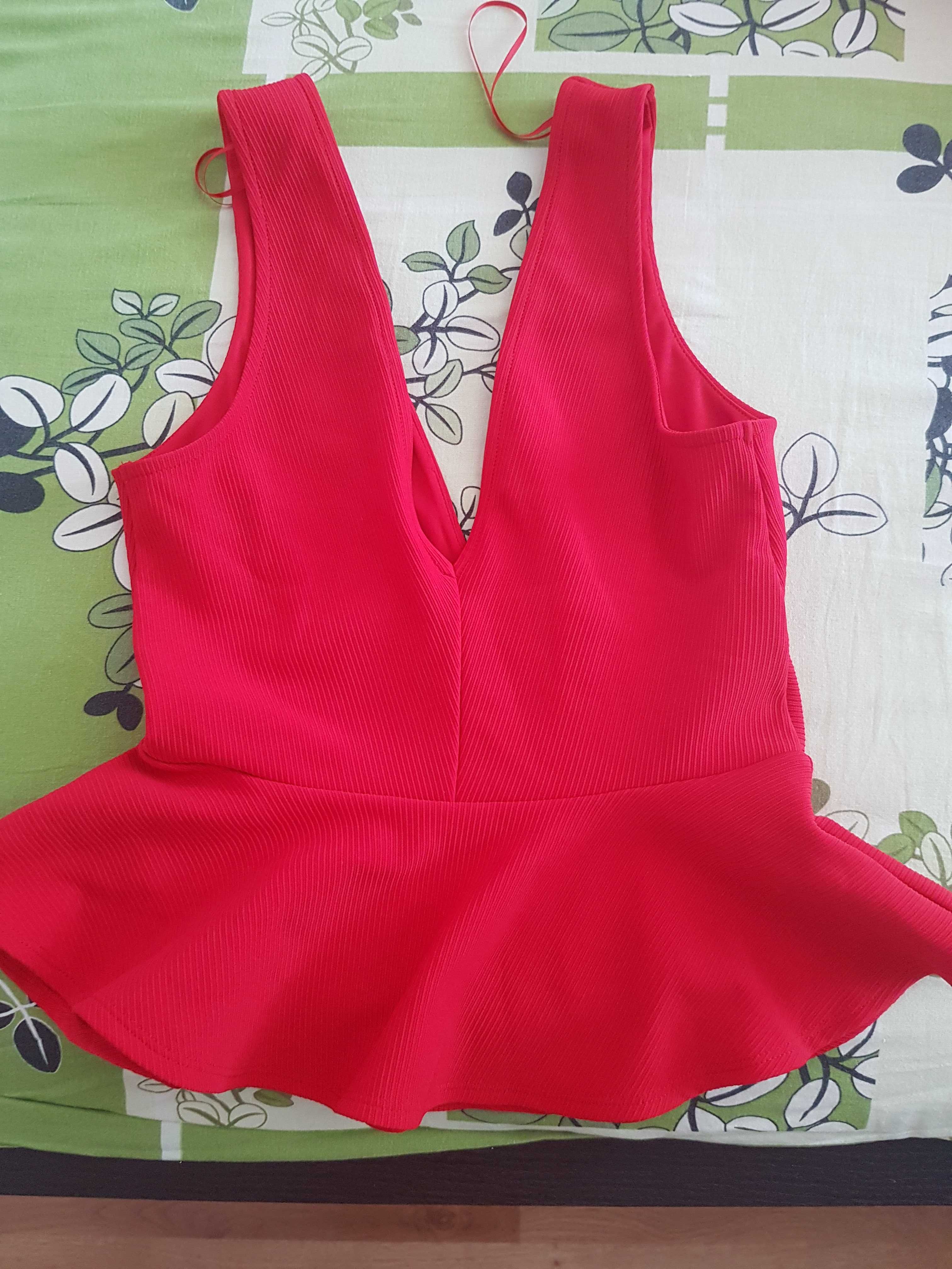 Top rosu cu peplum decolteu in v miss selfridge