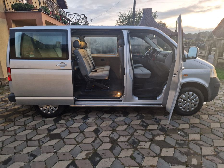 Volkswagen Transporter 9 locuri