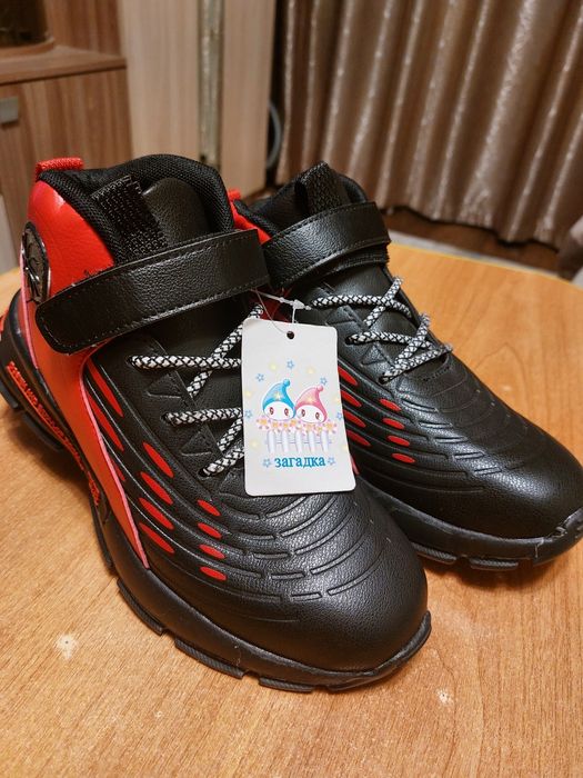 Продам осенние кросовки на мальчика