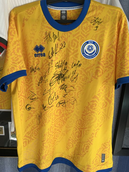 Футболка сборной Казахстана, подписанная всем составом