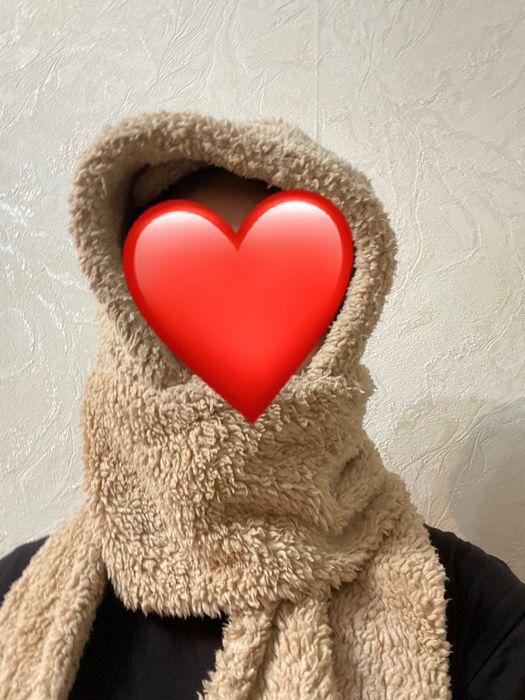 Шапка шарф и есть место для рук чтоб греть