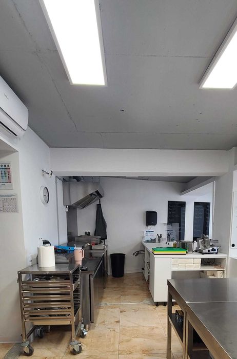 Afacere de vanzare-spatiu echipat pentru bistro/laborator de cofetarie