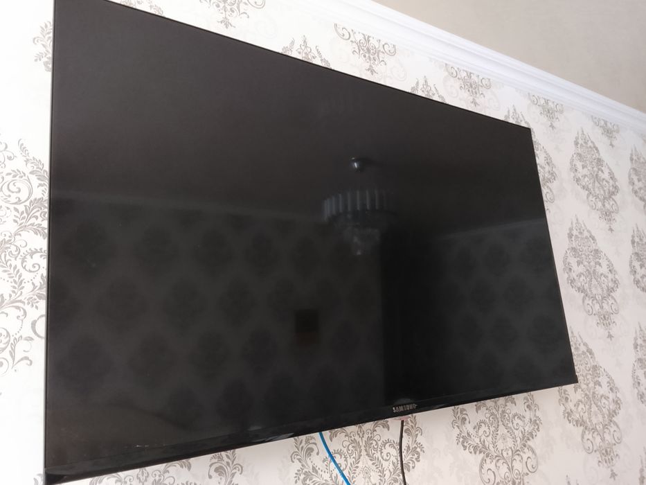 Продаю двухспальную кровать 180/200 , комод , и две тумбочки.