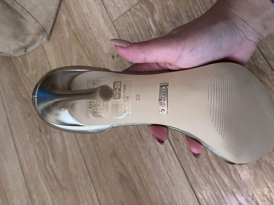 Обувки с висок ток Guess