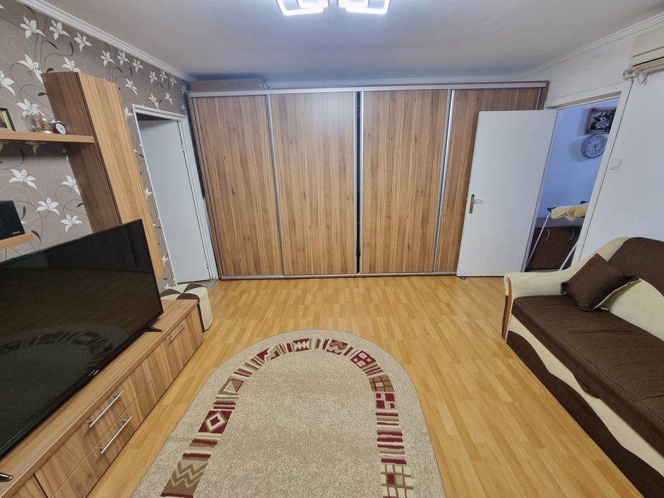 Vând apartament RL cu 4 camere în Nufărul 
Este alcătuit din.
4 camere
