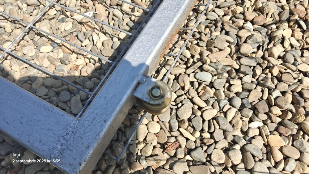 Portița metalica pe șină cu incuieioare și clanța