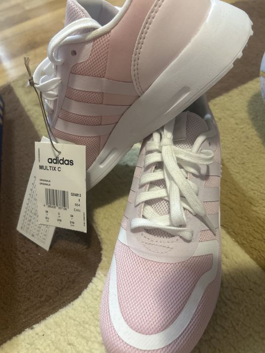 Adidasi adidas noi ,cu eticheta
