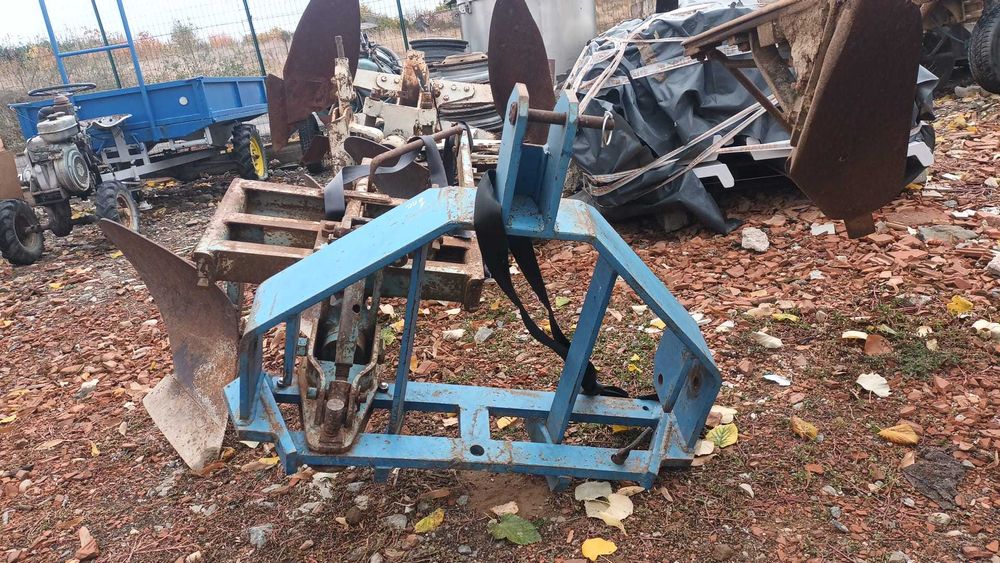 Plug cu 3 capuri / brazde pentru tractor senilat