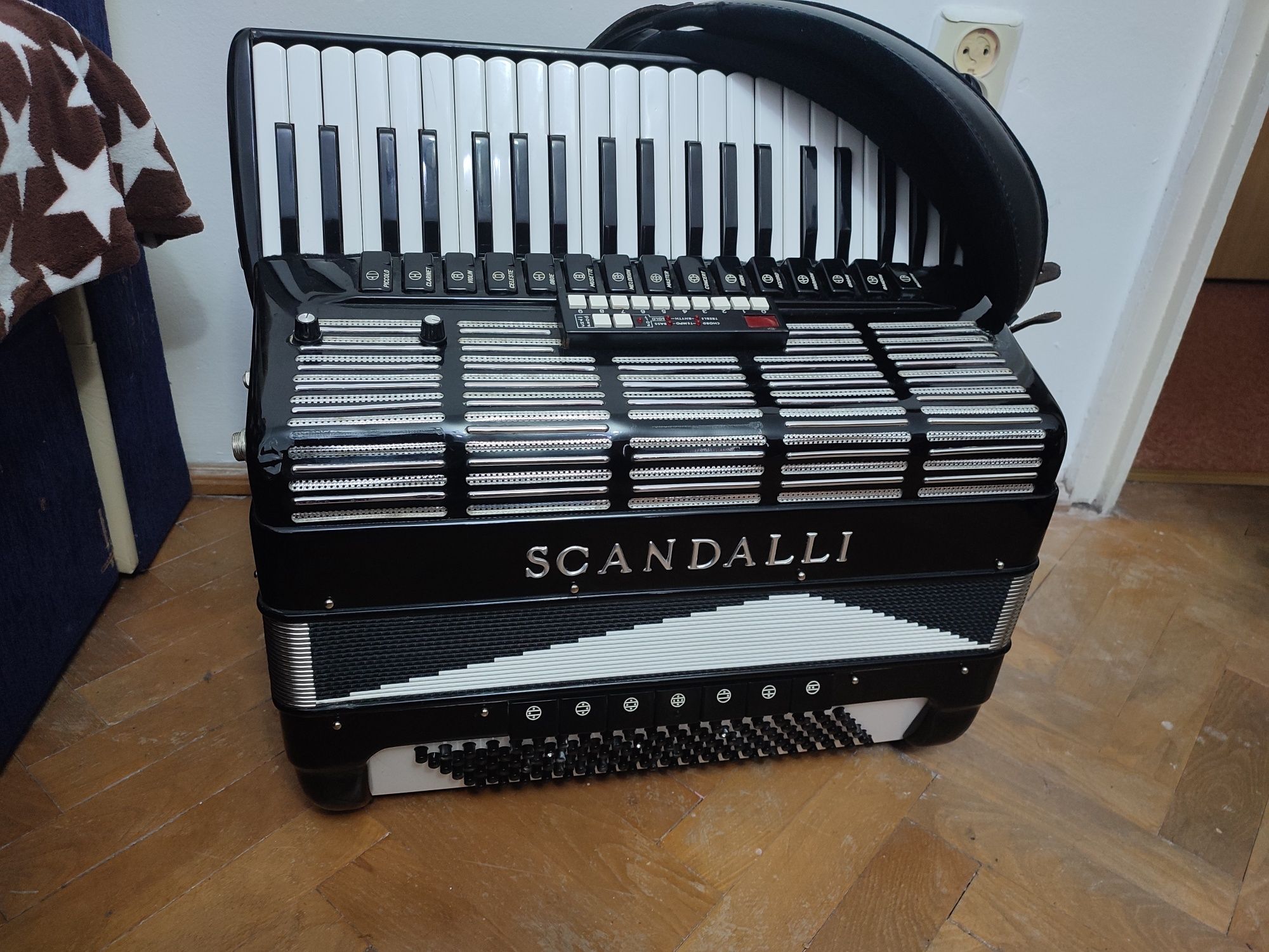 Vând acordeon Scandalli casotto