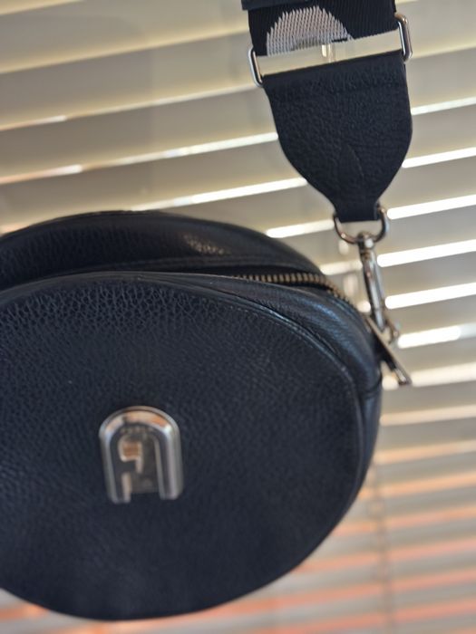 Дамска черна чанта Furla