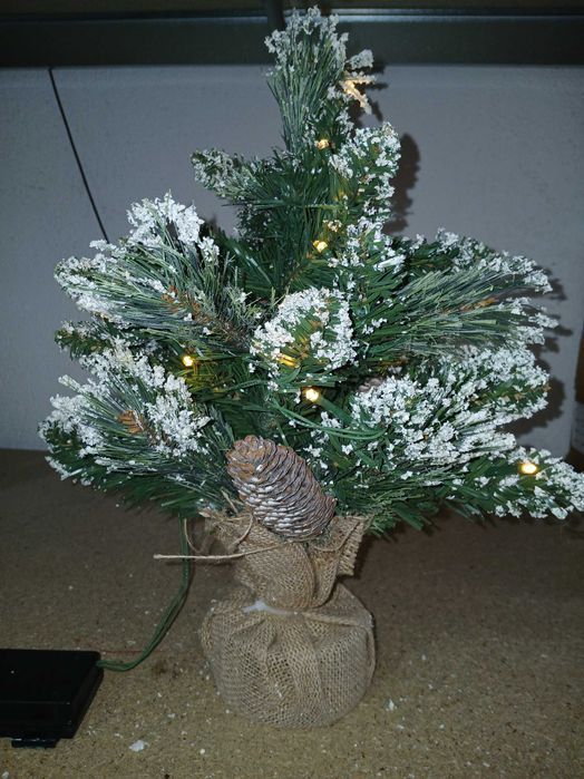 Brad decorativ Yorbay, cu zapada artificiala si luminite LED