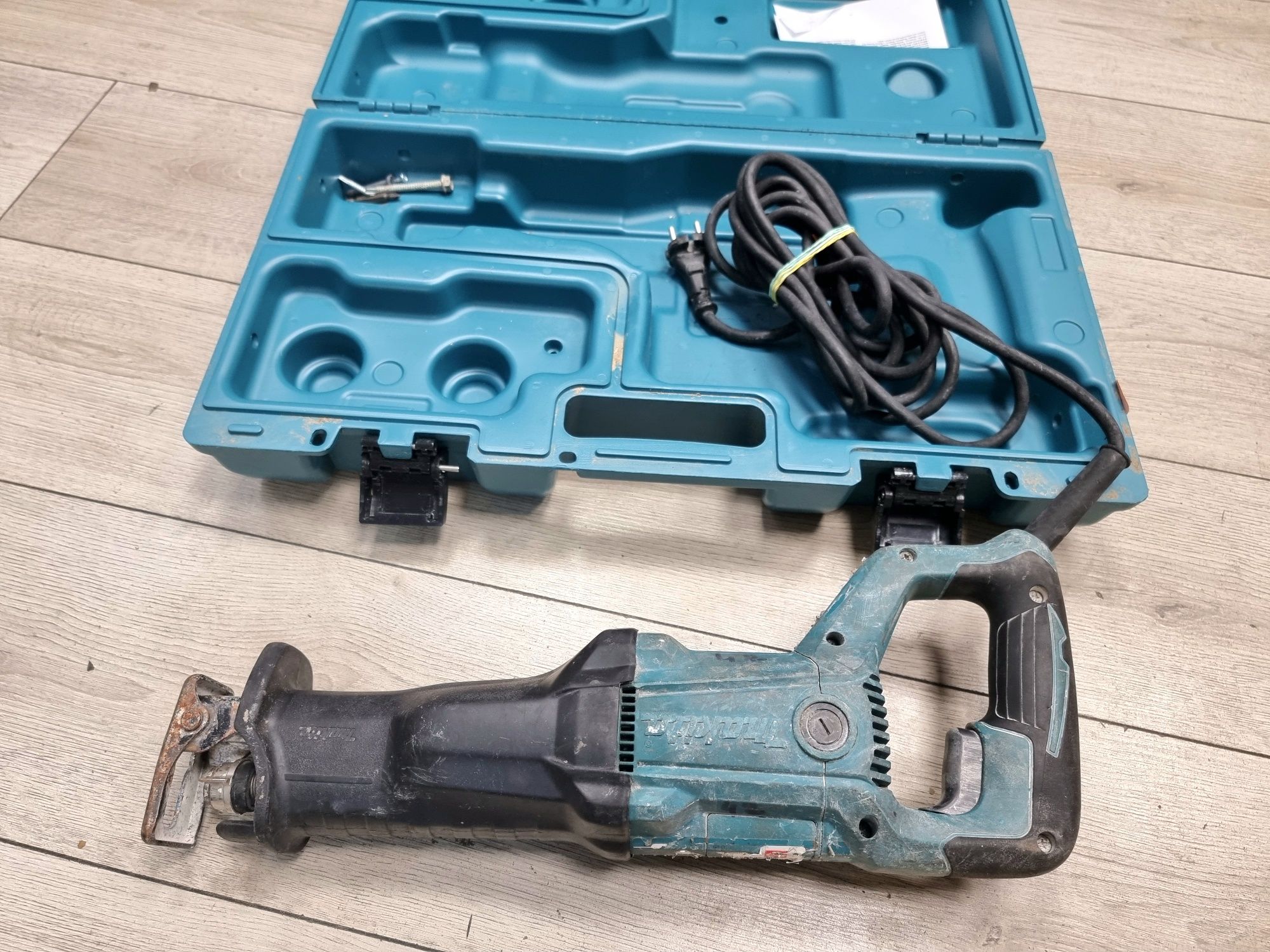 Amanet F28: Fierastrau alternativ Makita JR3051TK