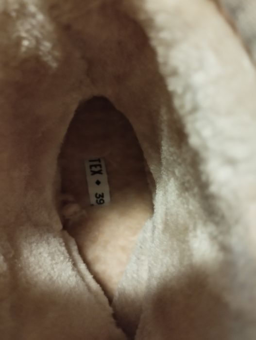 Vând sandale  mărimea 35 și cizme gen UGG 39