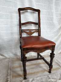 Дървен стол с дърворезба и кожена седалка