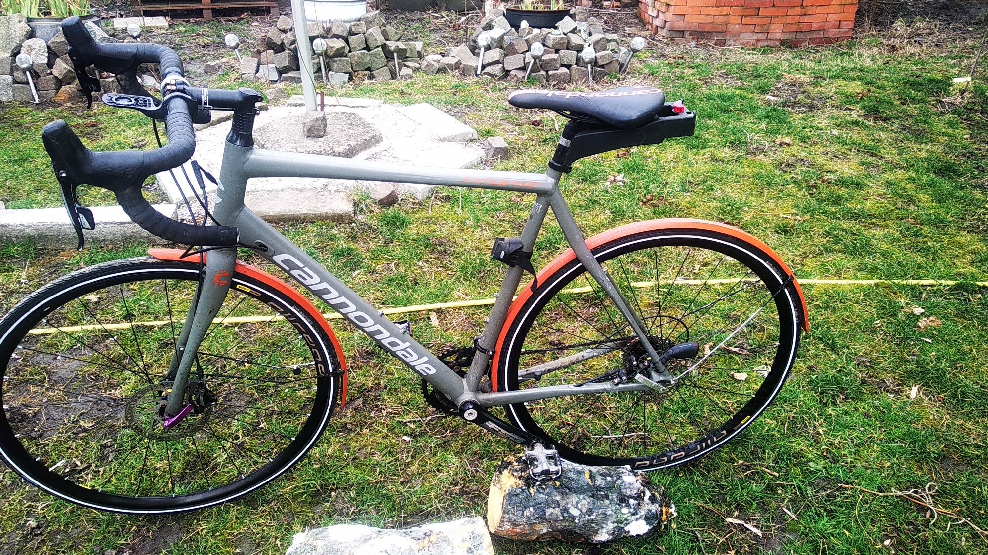 Vînd cursieră-CANNONDALE excelentă-funcțional