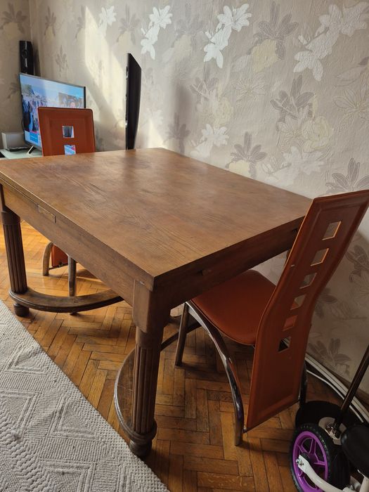 Стара дървена маса