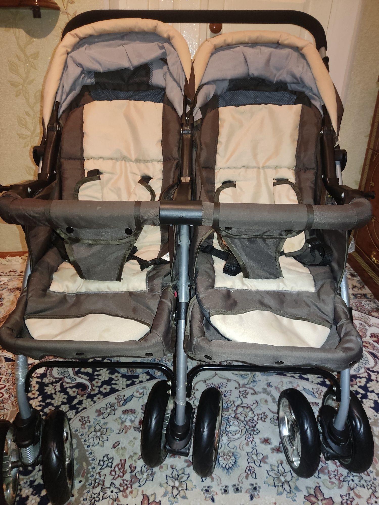 Продаётся коляска для близнецов  новая