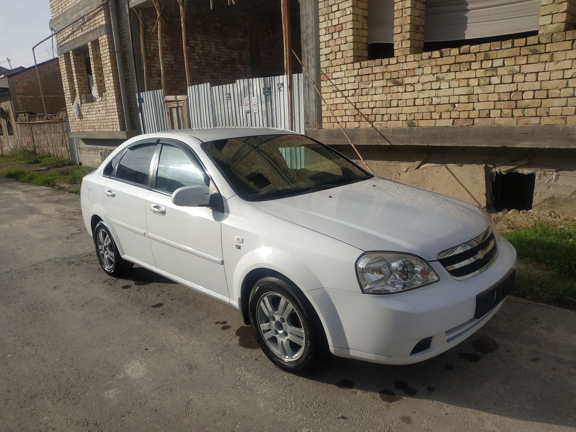 Lacetti 1.8 sotiladi