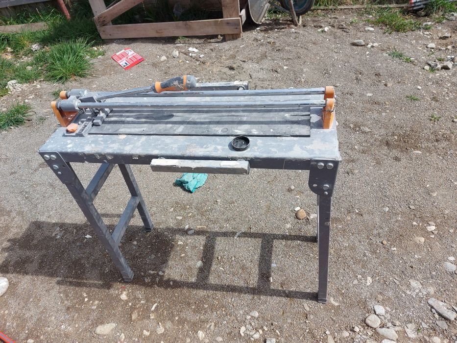 Vând mașină de tăiat gresie în stare foarte bună.