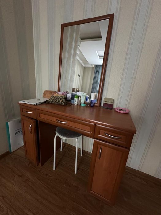Туалетный стол с зеркалом
