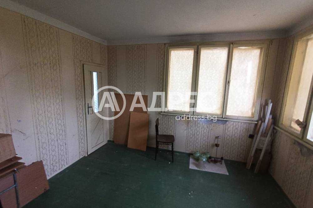 Продава се двуетажна масивна къща в кв. "Добровски"!