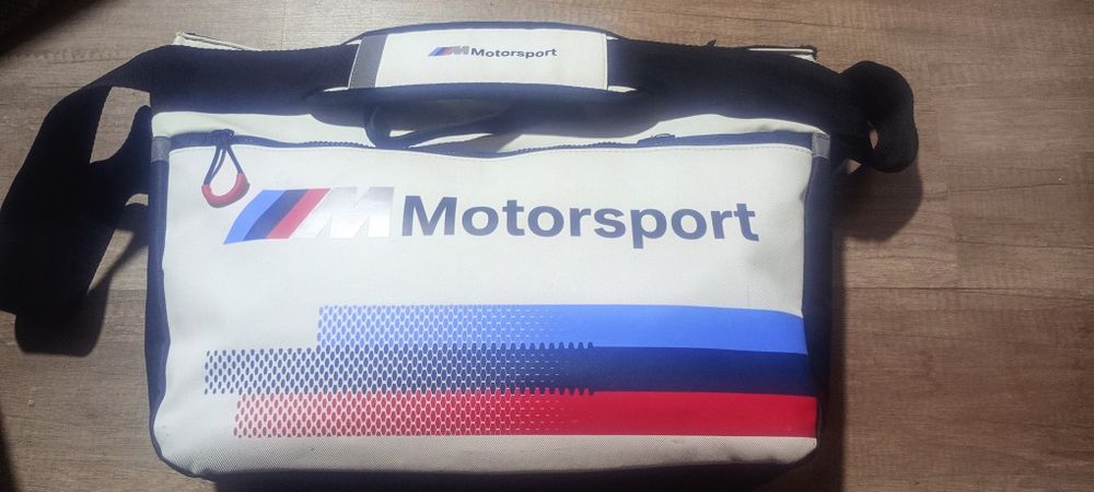 Vând geantă bmw bună