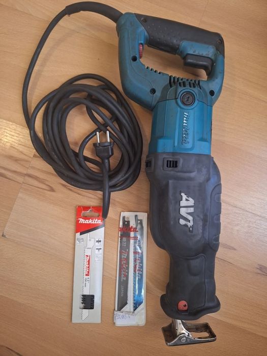 JR3070CT - Саблен трион Макита