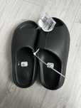 Yeezy slides negri