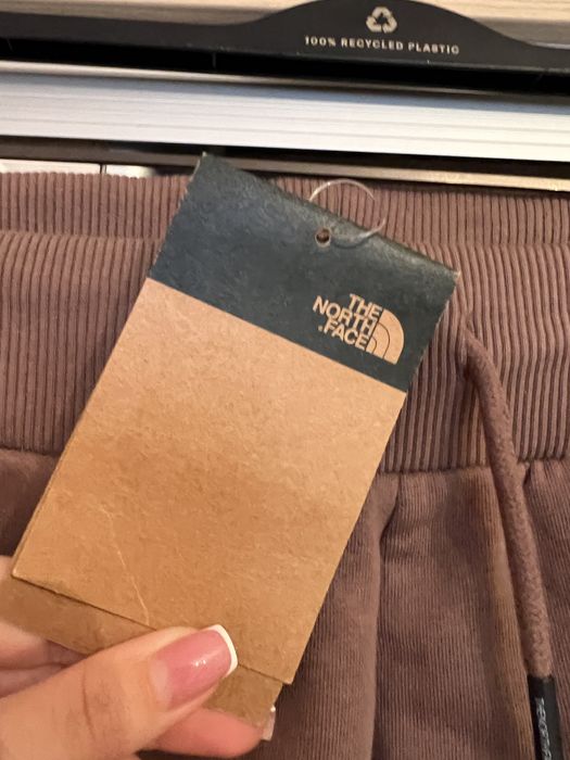 Pantaloni trening The North Face cu eticheta